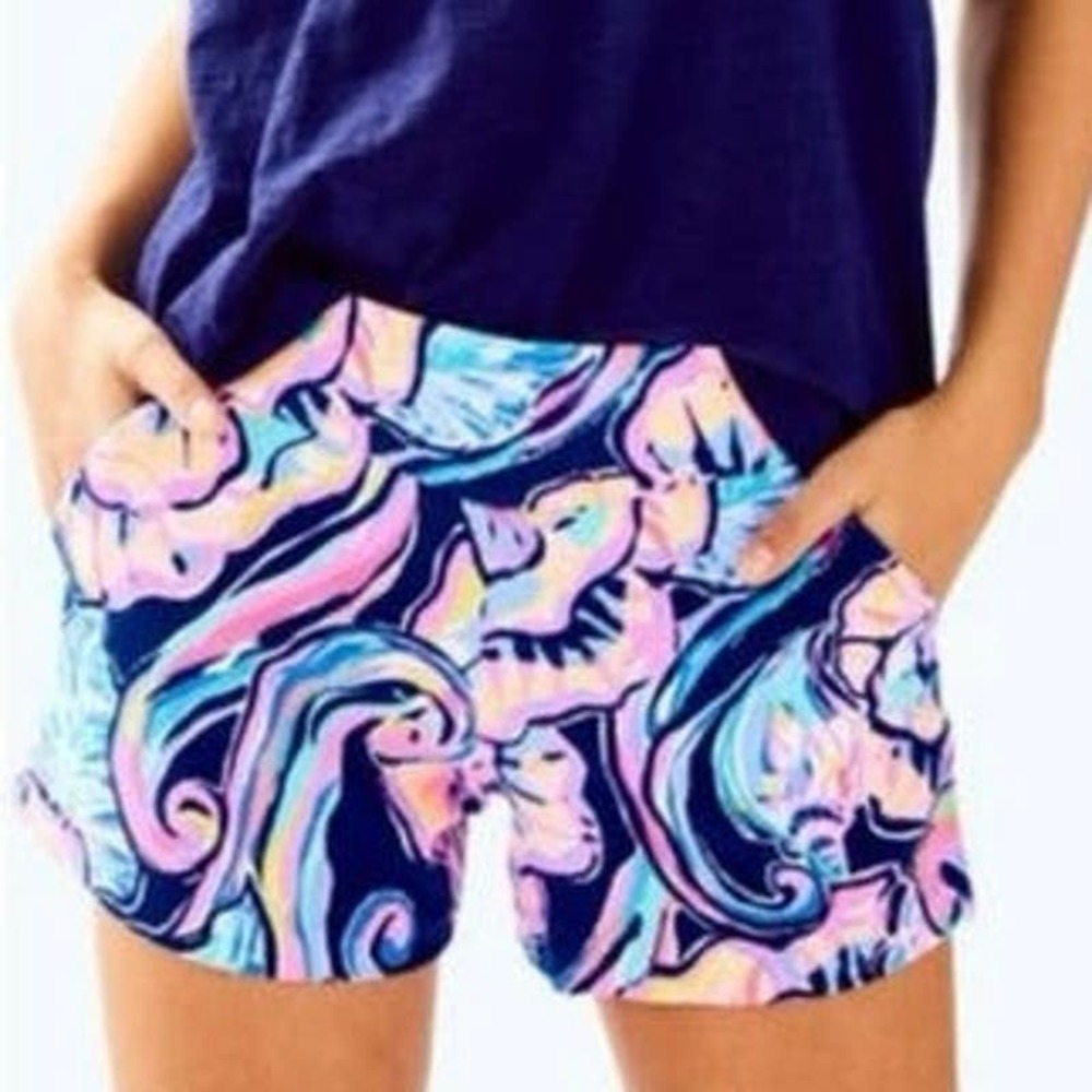 NWOT LILLY PULITZER Makenna Nauti Navy Boho
Bateau Ponte 4” Shorts - Sz 6